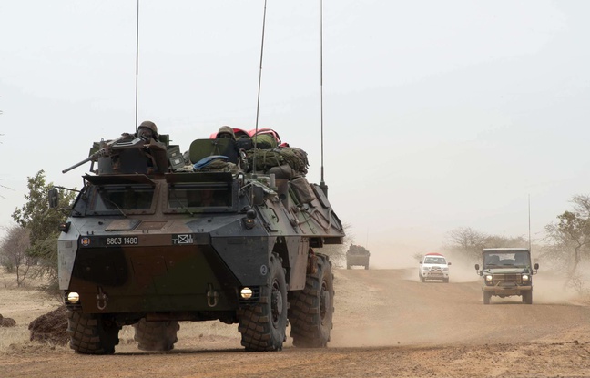 Un véhicule blindé de l'armée française dans la ville malienne de Tombouctou, le 29 janvier 2013 Un véhicule blindé de l'armée française dans la ville malienne de Tombouctou, le 29 janvier 2013