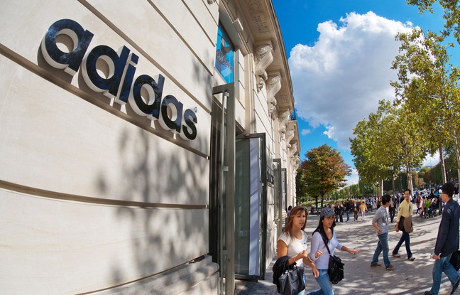 la boutique Adidas des Champs-Elysées (illustration). la boutique Adidas des Champs-Elysées (illustration).