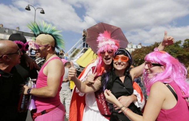 De la Nation à la place d'Italie, en passant par le pont d'Austerlitz, Paris a vibré sous les décibels des 14 chars de la Techno Parade suivis, samedi après-midi, par plus de 300.000 fans de musiques électroniques, selon les organisateurs. De la Nation à la place d'Italie, en passant par le pont d'Austerlitz, Paris a vibré sous les décibels des 14 chars de la Techno Parade suivis, samedi après-midi, par plus de 300.000 fans de musiques électroniques, selon les organisateurs.