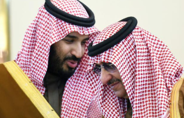 Le ministre de la Défense saoudien Mohamed bin Salman (G) discute avec le prince du royaume et ministre de l'Intérieur Mohammed bin Nayef, le 9 décembre 2015 à Ryad Le ministre de la Défense saoudien Mohamed bin Salman (G) discute avec le prince du royaume et ministre de l'Intérieur Mohammed bin Nayef, le 9 décembre 2015 à Ryad