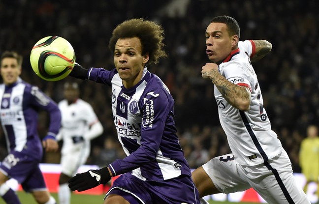L'attaquant du TFC Martin Braithwaite (à gauche) à la lutte avec le défenseur du PSG Grégory Van der Wiel, le 16 janvier 2016 au Stadium de Toulouse. L'attaquant du TFC Martin Braithwaite (à gauche) à la lutte avec le défenseur du PSG Grégory Van der Wiel, le 16 janvier 2016 au Stadium de Toulouse.
