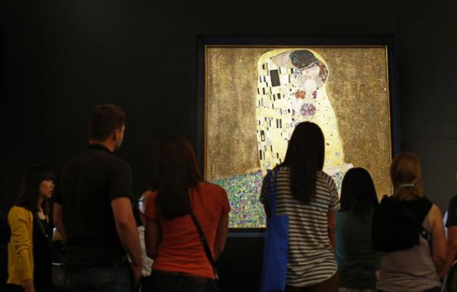 Des visiteurs au Musée du Belvédère de Vienne devant Le Baiser de Gustav Klimt, le 12 juillet 2012. Des visiteurs au Musée du Belvédère de Vienne devant Le Baiser de Gustav Klimt, le 12 juillet 2012.