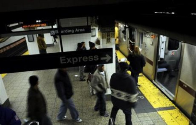 Un policier de New York, Richard Kern, 25 ans, a été inculpé mardi pour agression sexuelle aggravée à l'encontre d'un homme interpellé dans le métro et risque jusqu'à 25 ans de prison, une bavure qui a nécessité l'enquête d'un grand jury citoyen. Un policier de New York, Richard Kern, 25 ans, a été inculpé mardi pour agression sexuelle aggravée à l'encontre d'un homme interpellé dans le métro et risque jusqu'à 25 ans de prison, une bavure qui a nécessité l'enquête d'un grand jury citoyen.