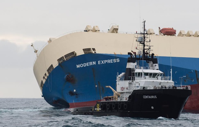 Le remorqueur espagnol Centaurus a été connecté au cargo en dérive depuis 7 jours. Le remorqueur espagnol Centaurus a été connecté au cargo en dérive depuis 7 jours.