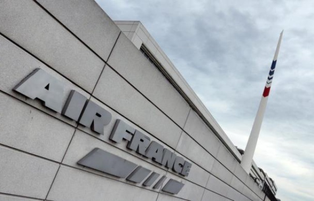 Le puissant syndicat de pilotes d'Air France SNPL a validé jeudi le projet d'accord réorganisant leur travail et leurs rémunérations, un avis qui facilitera en partie l'application du plan de restructuration mené par la direction après le refus des hôtesses/stewards. Le puissant syndicat de pilotes d'Air France SNPL a validé jeudi le projet d'accord réorganisant leur travail et leurs rémunérations, un avis qui facilitera en partie l'application du plan de restructuration mené par la direction après le refus des hôtesses/stewards.