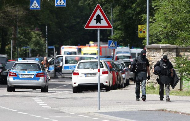 Des policiers quittent les lieux d'une prise d'otage à Karlsruhe, en Allemagne, le 4 juillet 2012. Des policiers quittent les lieux d'une prise d'otage à Karlsruhe, en Allemagne, le 4 juillet 2012.