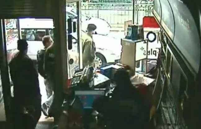 Capture d'écran des images de vidéosurveillance du cybercafé où a été arrêté Luka Rocco Magnotta, le 4 juin 2012. Capture d'écran des images de vidéosurveillance du cybercafé où a été arrêté Luka Rocco Magnotta, le 4 juin 2012.