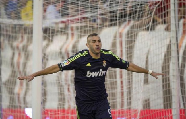 Le Real Madrid s'est imposé sans brio (2-0), grâce à Benzema et Ronaldo, face au Rayo Vallecano, lundi à l'extérieur, pour la 5e journée du championnat d'Espagne, revenant ainsi à 8 points du FC Barcelone, leader du classement après son sans-faute de 5 victoires en autant de matches. Le Real Madrid s'est imposé sans brio (2-0), grâce à Benzema et Ronaldo, face au Rayo Vallecano, lundi à l'extérieur, pour la 5e journée du championnat d'Espagne, revenant ainsi à 8 points du FC Barcelone, leader du classement après son sans-faute de 5 victoires en autant de matches.