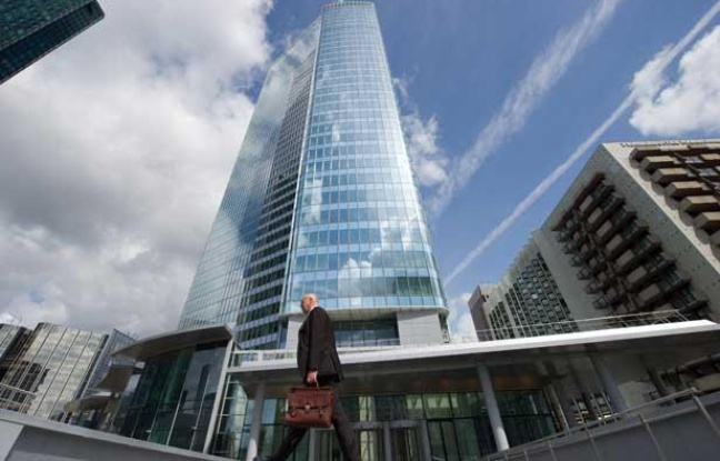La tour First dans le quartier de La Défense est désormais la plus haute de France La tour First dans le quartier de La Défense est désormais la plus haute de France
