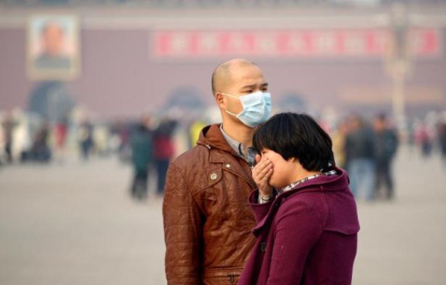 Des touristes chinois place Tiananmen un jour de forte pollution, le 5 novembre 2013 à Pékin Des touristes chinois place Tiananmen un jour de forte pollution, le 5 novembre 2013 à Pékin