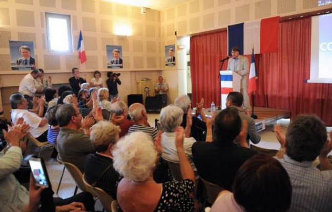Des ceps à perte de vue, sur lesquels souffle un vent de colère. Gallician, bourg de 700 âmes en Petite Camargue, a fait du 1er tour de la présidentielle un plébiscite pour Marine Le Pen. Gilbert Collard, candidat du FN aux législatives, y mène campagne en voisin. Des ceps à perte de vue, sur lesquels souffle un vent de colère. Gallician, bourg de 700 âmes en Petite Camargue, a fait du 1er tour de la présidentielle un plébiscite pour Marine Le Pen. Gilbert Collard, candidat du FN aux législatives, y mène campagne en voisin.