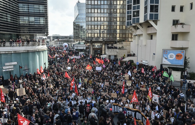 Des manifestants contre la réforme portée par la ministre du Travail El Khomri, le 17 mars 2016 à Bordeaux. Des manifestants contre la réforme portée par la ministre du Travail El Khomri, le 17 mars 2016 à Bordeaux.