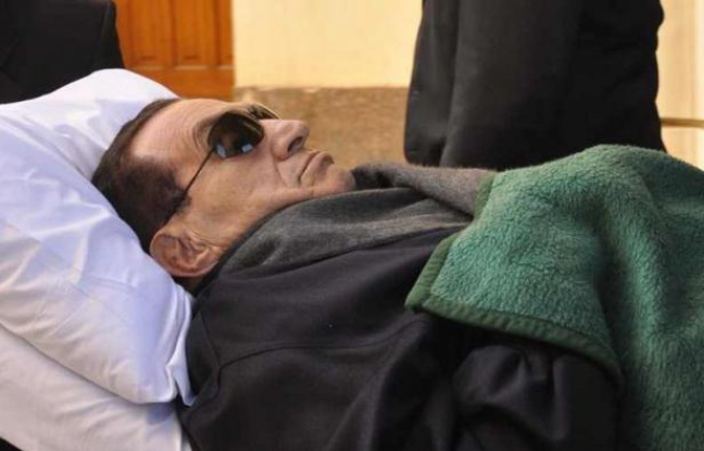 Les Egyptiens attendaient les résultats de la première présidentielle depuis la chute l'an dernier de l'ex- président Hosni Moubarak, qui se trouvait dans le coma mercredi après son transfert de prison vers un hôpital militaire du Caire. Les Egyptiens attendaient les résultats de la première présidentielle depuis la chute l'an dernier de l'ex- président Hosni Moubarak, qui se trouvait dans le coma mercredi après son transfert de prison vers un hôpital militaire du Caire.