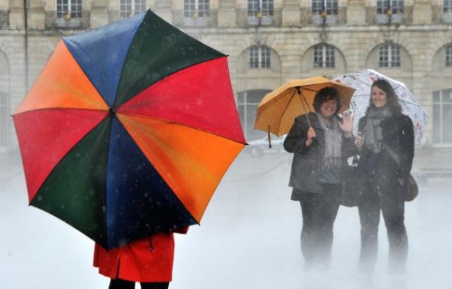 En mai 2011, la France se plaignait de la sécheresse. Un an après, à l'instar des violents orages qui ont frappé Nancy lundi, elle connaît un mois de mai arrosé dans la lignée d'avril qui a été l'un des plus humides depuis plus de 50 ans. En mai 2011, la France se plaignait de la sécheresse. Un an après, à l'instar des violents orages qui ont frappé Nancy lundi, elle connaît un mois de mai arrosé dans la lignée d'avril qui a été l'un des plus humides depuis plus de 50 ans.