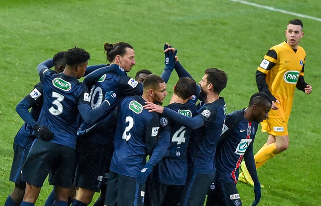Zlatan Ibrahimovic félicité par ses coéquipiers après son but face à Wasquehal, en match de Coupe de France, le 3 janvier 2015. AFP / PHILIPPE HUGUEN Zlatan Ibrahimovic félicité par ses coéquipiers après son but face à Wasquehal, en match de Coupe de France, le 3 janvier 2015. AFP / PHILIPPE HUGUEN