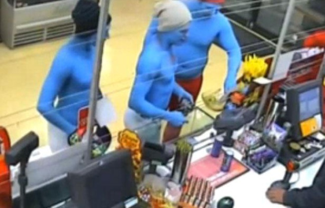 Capture d'écran d'images d'une caméra de vidéosurveillance diffusées par la chaîne 9 News montrant des hommes déguisés en Schtroumpfs, le 16 décembre 2012, à Melbourne (Australie). Capture d'écran d'images d'une caméra de vidéosurveillance diffusées par la chaîne 9 News montrant des hommes déguisés en Schtroumpfs, le 16 décembre 2012, à Melbourne (Australie).