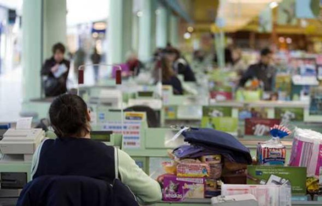 Une caissière dans un hypermarché de la commune de Lieusaint (Seine-et-Marne) en 2008.
Une caissière dans un hypermarché de la commune de Lieusaint (Seine-et-Marne) en 2008.