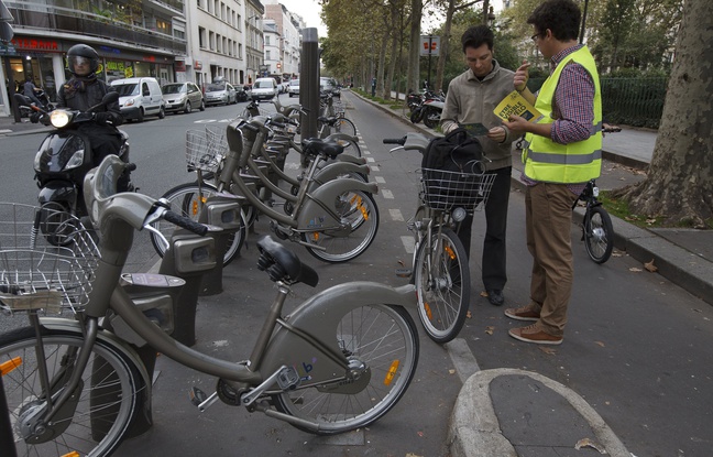 Paris le 09 octobre 2013. Action de sensibilisation de la prevention routiere sur les velos et les equipements recommandes pour les cyclistes en agglomeration. Paris le 09 octobre 2013. Action de sensibilisation de la prevention routiere sur les velos et les equipements recommandes pour les cyclistes en agglomeration.