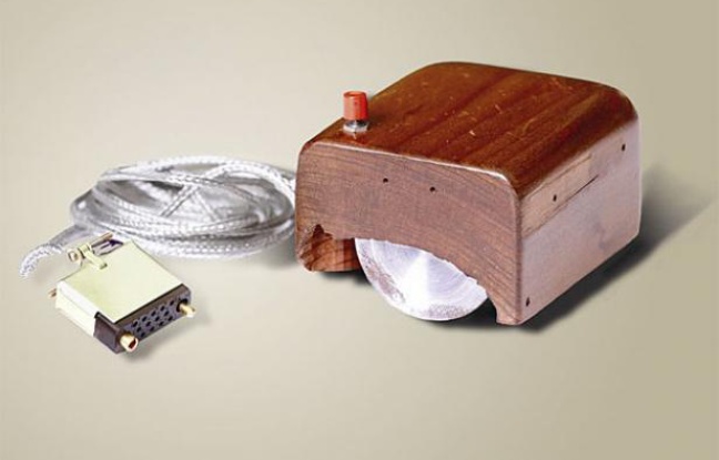 La premier souris d'ordinateur, inventée par Douglas Engelbart au Stanford Research Institute (SRI) en 1967. La premier souris d'ordinateur, inventée par Douglas Engelbart au Stanford Research Institute (SRI) en 1967.