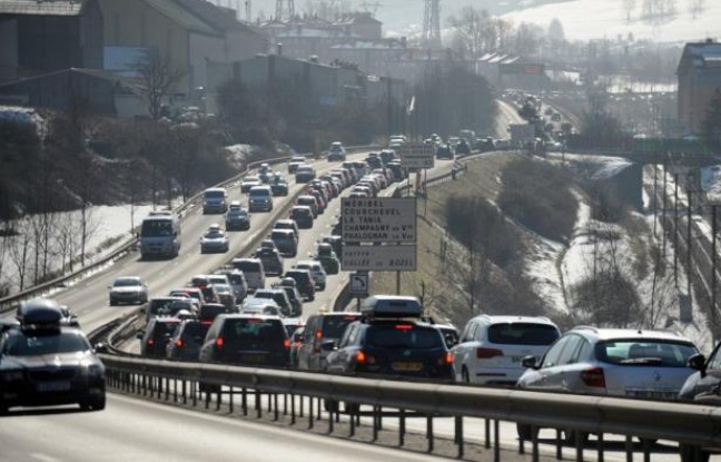 Le trafic restait dense samedi à la mi-journée en direction des stations de sports d'hiver, en cette journée classée noire dans le sens des départs en vallée du Rhône et dans les accès aux Alpes, alors que la circulation était ralentie dans le Sud-Est en raison de chutes de neige. Le trafic restait dense samedi à la mi-journée en direction des stations de sports d'hiver, en cette journée classée noire dans le sens des départs en vallée du Rhône et dans les accès aux Alpes, alors que la circulation était ralentie dans le Sud-Est en raison de chutes de neige.