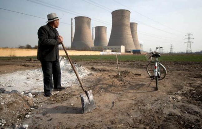 Le brouillard de pollution est si épais qu'il semble coller au pare-brise de la voiture de Zhao Jian, réduisant la visibilité à deux mètres: bienvenue à Xingtai, la ville la plus polluée de Chine. Le brouillard de pollution est si épais qu'il semble coller au pare-brise de la voiture de Zhao Jian, réduisant la visibilité à deux mètres: bienvenue à Xingtai, la ville la plus polluée de Chine.