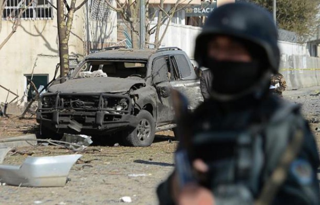 Un policier afghan à Kaboul après un attentat suicide. Illustration Un policier afghan à Kaboul après un attentat suicide. Illustration