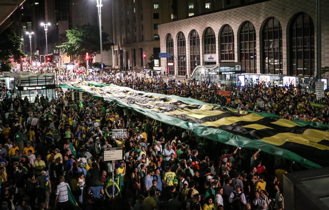 Plusieurs milliers de personnes sont descendues dans les rues de Sao Paulo pour protester contre Dilma Rousseff et Lula. Plusieurs milliers de personnes sont descendues dans les rues de Sao Paulo pour protester contre Dilma Rousseff et Lula.