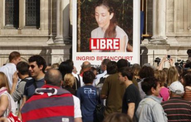 La foule massée devant le portrait géant d'Ingrid Betancourt avec le mot "LIBRE" ajouté par des employés municipaux, sur la facade de l'Hôtel de ville le 3 juillet 2008. La foule massée devant le portrait géant d'Ingrid Betancourt avec le mot "LIBRE" ajouté par des employés municipaux, sur la facade de l'Hôtel de ville le 3 juillet 2008.
