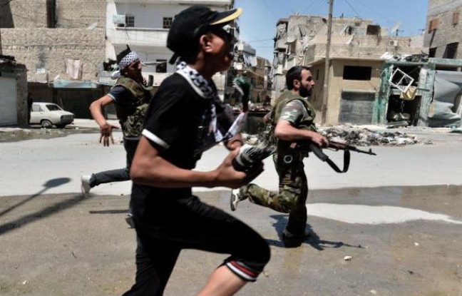 Au moins 200 personnes ont été tuées samedi à Daraya, près de Damas, a annoncé l'Observatoire syrien des droits de l'Homme (OSDH), au moment où de violents combats opposaient rebelles et soldats à Alep, deuxième ville de Syrie en proie aux bombardements et aux privations. Au moins 200 personnes ont été tuées samedi à Daraya, près de Damas, a annoncé l'Observatoire syrien des droits de l'Homme (OSDH), au moment où de violents combats opposaient rebelles et soldats à Alep, deuxième ville de Syrie en proie aux bombardements et aux privations.