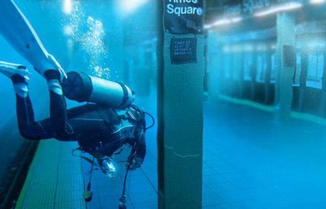 Une fausse photo d'un plongeur dans le métro new-yorkais, qui a circulé lors du passage de l'ouragan Sandy. Une fausse photo d'un plongeur dans le métro new-yorkais, qui a circulé lors du passage de l'ouragan Sandy.