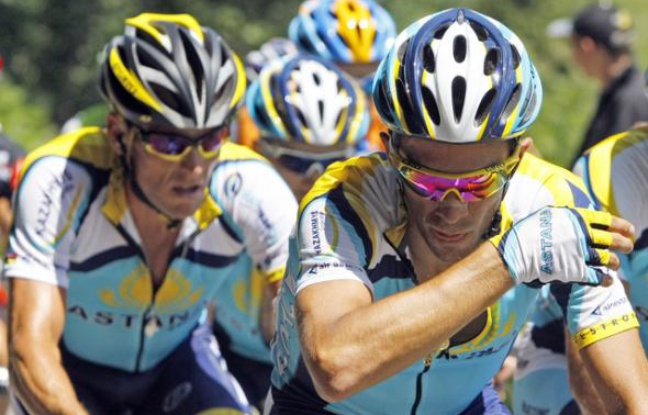 Les coureurs de l'équipe Astana, Lance Armstrong (à gauche) et Alberto Contador, le 12 juillet 2009, lors de la 9e étape du Tour de France. Les coureurs de l'équipe Astana, Lance Armstrong (à gauche) et Alberto Contador, le 12 juillet 2009, lors de la 9e étape du Tour de France.