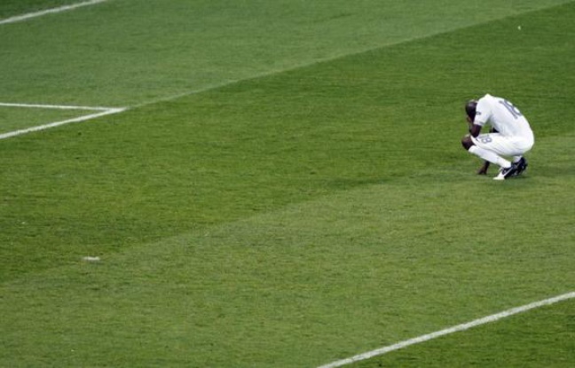 Alou Diarra, lors de la défaite 0-2 de l'équipe de France contre la Suède, le 19 juin 2012. Alou Diarra, lors de la défaite 0-2 de l'équipe de France contre la Suède, le 19 juin 2012.