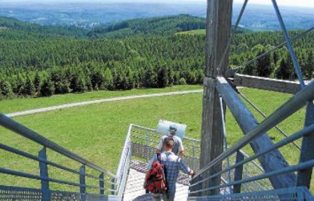 Le mont Bessou , sommet du plateau de Millevaches, culmine à 977 m. Le mont Bessou , sommet du plateau de Millevaches, culmine à 977 m.