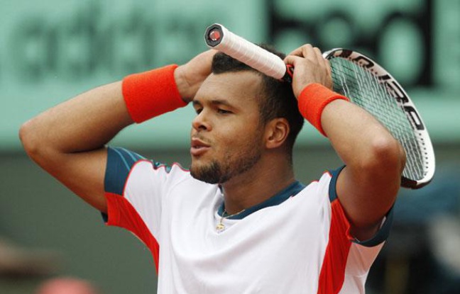 Le tennisman français Jo-Wilfried Tsonga, lors de sa défaite en quart de finale de Roland-Garros, le 5 juin 2012 contre Novak Djokovic. Le tennisman français Jo-Wilfried Tsonga, lors de sa défaite en quart de finale de Roland-Garros, le 5 juin 2012 contre Novak Djokovic.