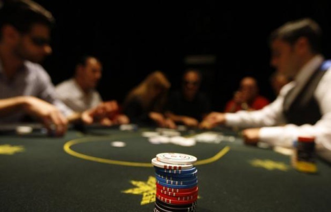 Un cercle de jeu de poker clandestin parisien, où se mêlaient semi-pros, riches amateurs et célébrités comme le chanteur Patrick Bruel et où les mises atteignaient parfois des sommes considérables, vient d'être démantelé par la police judiciaire parisienne. Un cercle de jeu de poker clandestin parisien, où se mêlaient semi-pros, riches amateurs et célébrités comme le chanteur Patrick Bruel et où les mises atteignaient parfois des sommes considérables, vient d'être démantelé par la police judiciaire parisienne.