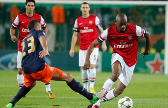 Abou Diaby élimine Jamel Saihi, suivi du regard par son coéquipier Arteta, le 18 septembre 2012 à Montpellier. Abou Diaby élimine Jamel Saihi, suivi du regard par son coéquipier Arteta, le 18 septembre 2012 à Montpellier.