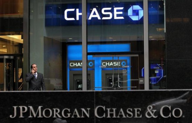La banque américaine JPMorgan Chase a l'intention de réclamer des millions de dollars de compensation à certains de ses cadres dirigeants, au coeur d'une perte de courtage estimée à environ 5 milliards de dollars, a rapporté mardi le Wall Street Journal. La banque américaine JPMorgan Chase a l'intention de réclamer des millions de dollars de compensation à certains de ses cadres dirigeants, au coeur d'une perte de courtage estimée à environ 5 milliards de dollars, a rapporté mardi le Wall Street Journal.