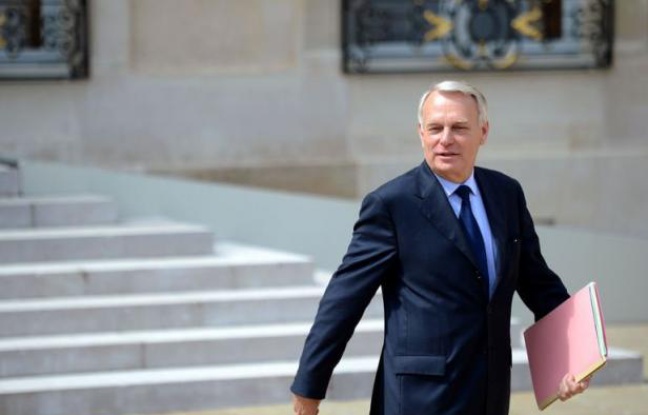 La gauche, Jean-Marc Ayrault en tête, a été sévère mercredi contre Valérie Trierweiler et son tweet incendiaire, tandis que la droite, goguenarde, amorçait un débat sur la nécessité d'un statut encadrant le rôle de première dame de France. La gauche, Jean-Marc Ayrault en tête, a été sévère mercredi contre Valérie Trierweiler et son tweet incendiaire, tandis que la droite, goguenarde, amorçait un débat sur la nécessité d'un statut encadrant le rôle de première dame de France.