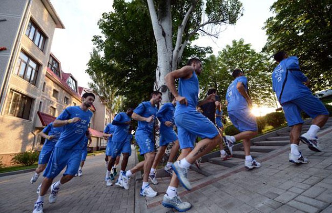 Les joueurs de l'équipe de France lors d'un footu=ing, le 20 juin 2012, à Donetsk. Les joueurs de l'équipe de France lors d'un footu=ing, le 20 juin 2012, à Donetsk.