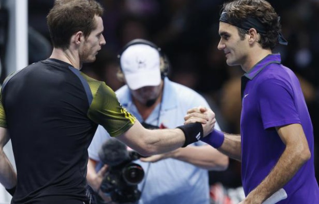 Les tennismen Andy Murray (g.) et Roger Federer, lors de leur match à Londres, le 11 novembre 2012. Les tennismen Andy Murray (g.) et Roger Federer, lors de leur match à Londres, le 11 novembre 2012.