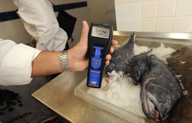 Mesures de radiations sur du poisson japonais dans un restaurant de New York, en avril 2011. Mesures de radiations sur du poisson japonais dans un restaurant de New York, en avril 2011.