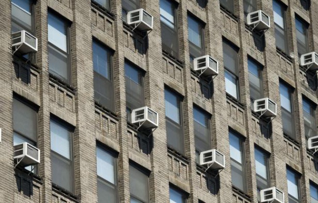 Des climatiseurs sur un immeuble new-yorkais. Des climatiseurs sur un immeuble new-yorkais.