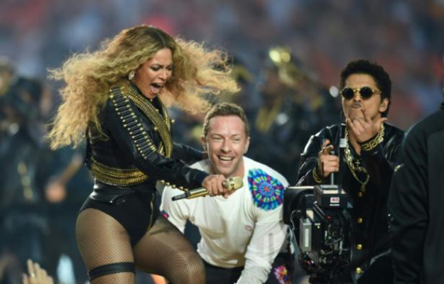 Beyonce, Chris Martin et Bruno Mars lors du spectacle à la mi-temps du Super Bowl le 7 février 2016 à Santa Clara en Californie Beyonce, Chris Martin et Bruno Mars lors du spectacle à la mi-temps du Super Bowl le 7 février 2016 à Santa Clara en Californie