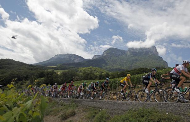 Les coureurs du Tour de France, lors de la 12e étape, le 13 juillet 2012. Les coureurs du Tour de France, lors de la 12e étape, le 13 juillet 2012.