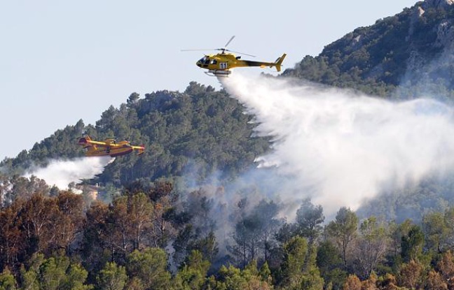 Un hélicoptère et un canadair tentent d'éteindre l'incendie qui ravage le nord-est de l'Espagne, à Boadella d'Empordà, le 24 juillet 2012. Un hélicoptère et un canadair tentent d'éteindre l'incendie qui ravage le nord-est de l'Espagne, à Boadella d'Empordà, le 24 juillet 2012.