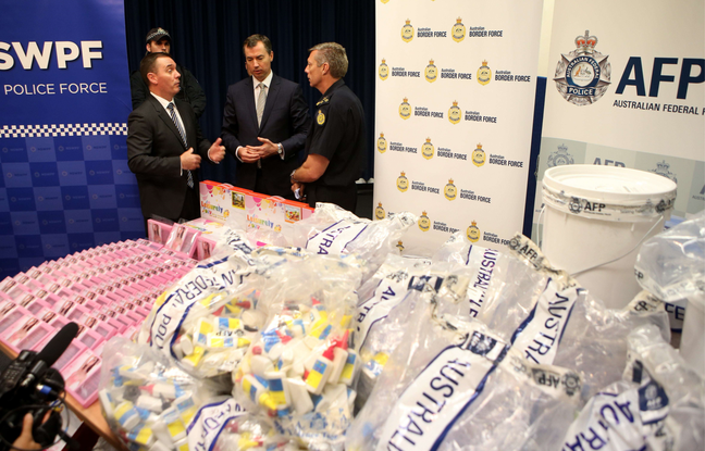 L'Australie a annoncé lundi la saisie de 800 millions d'euros de méthamphétamine liquide, dissimulée notamment dans des coussinets de soutiens-gorge, l'une des plus grosses prises de l'histoire de la lutte antidrogue sur l'île-continent. L'Australie a annoncé lundi la saisie de 800 millions d'euros de méthamphétamine liquide, dissimulée notamment dans des coussinets de soutiens-gorge, l'une des plus grosses prises de l'histoire de la lutte antidrogue sur l'île-continent.