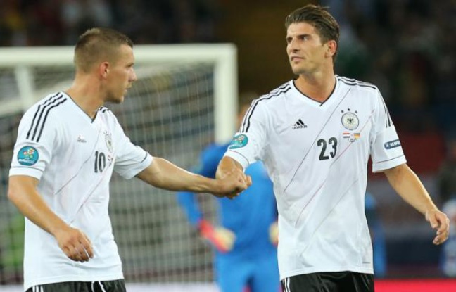 Les joueurs allemands, Lukas Podolski (à g.) et Mario Gomez lors d'un match de l'Euro contre les Pays-Bas, le 13 juin 2012 à kharkiv. Les joueurs allemands, Lukas Podolski (à g.) et Mario Gomez lors d'un match de l'Euro contre les Pays-Bas, le 13 juin 2012 à kharkiv.