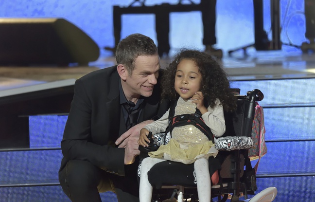 Le chanteur Garou aux côtés d'une petite fille atteinte de myopathie, lors de la soirée du Téléthon 2014. Le chanteur Garou aux côtés d'une petite fille atteinte de myopathie, lors de la soirée du Téléthon 2014.