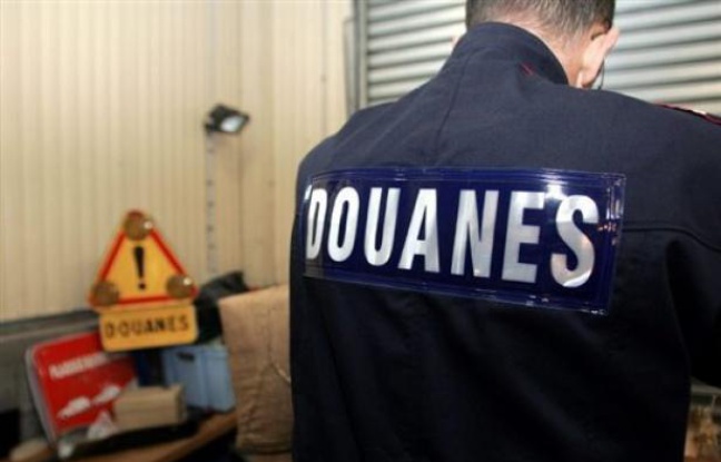 Le déficit commercial s'est réduit en 2015 en France, selon les Douanes Le déficit commercial s'est réduit en 2015 en France, selon les Douanes