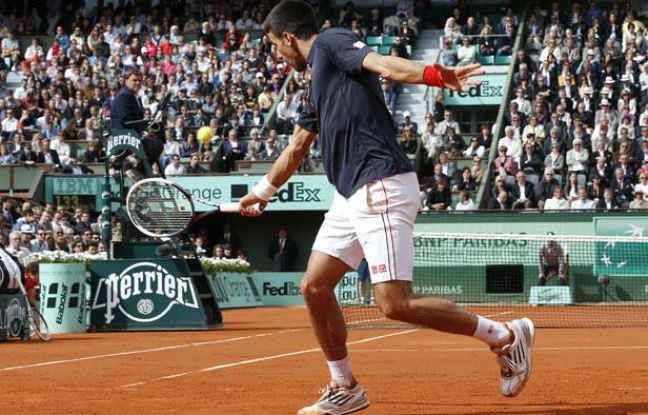 Novak Djokovic, le 3 juin 2012, sur le Central de Roland-Garros. Novak Djokovic, le 3 juin 2012, sur le Central de Roland-Garros.